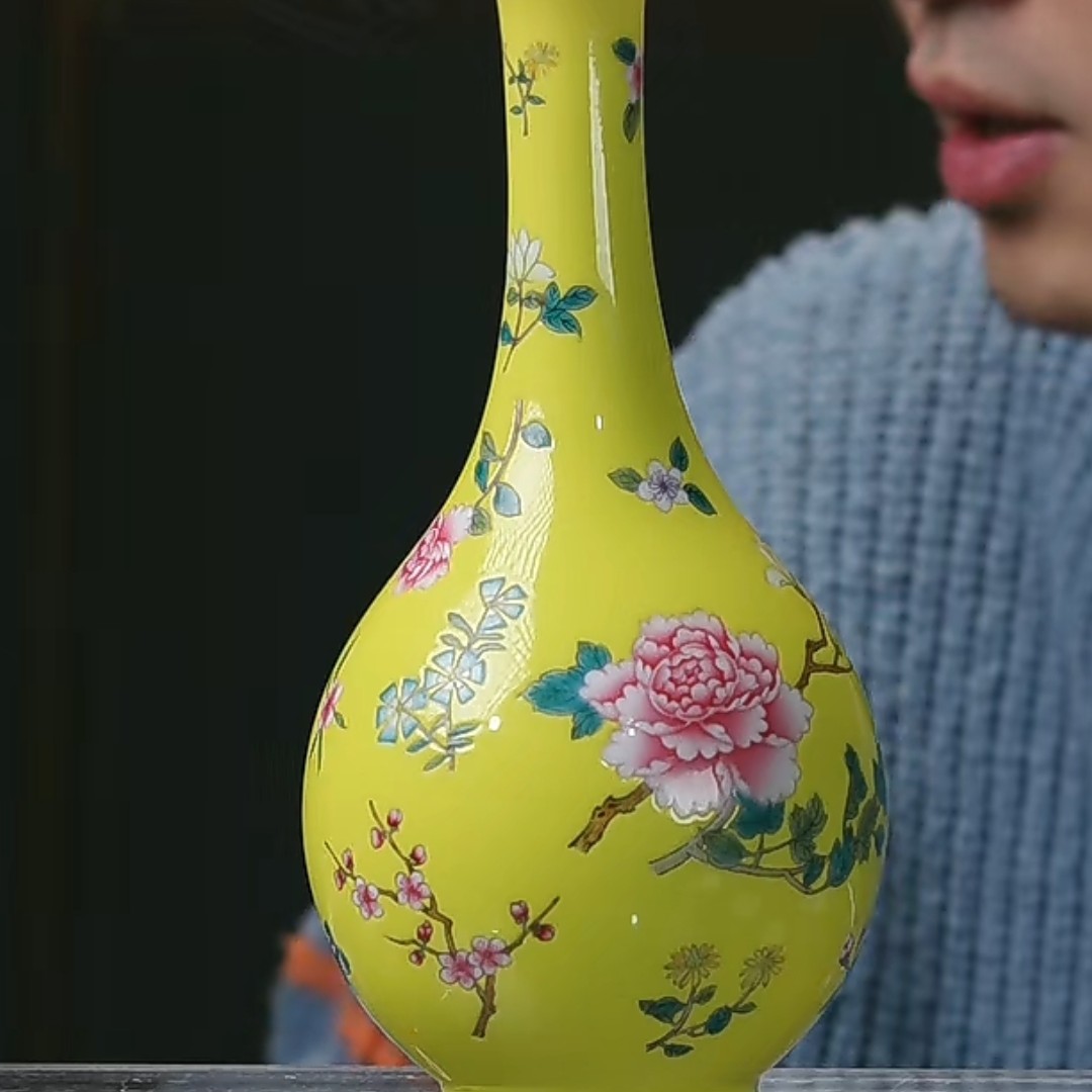 X柠檬黄釉粉彩花卉纹赏瓶