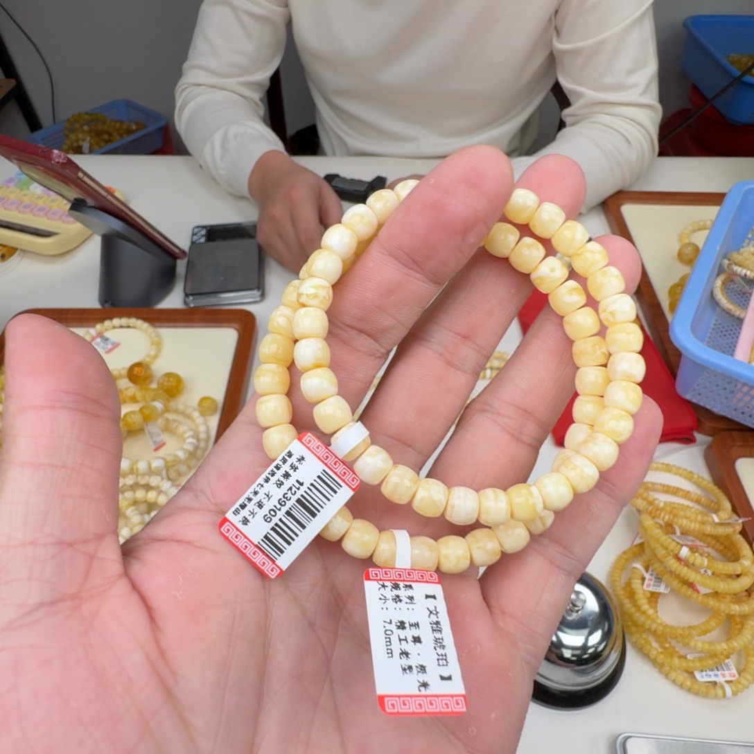 琥珀未镶嵌裸石多样性发其一