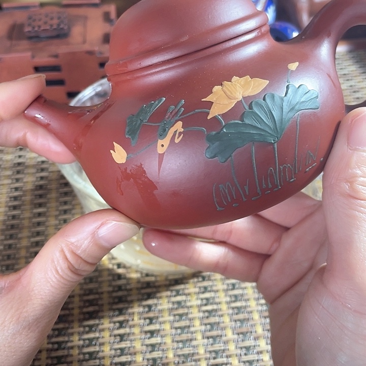 紫砂茶壶原矿泥料手工制作的紫砂壶。