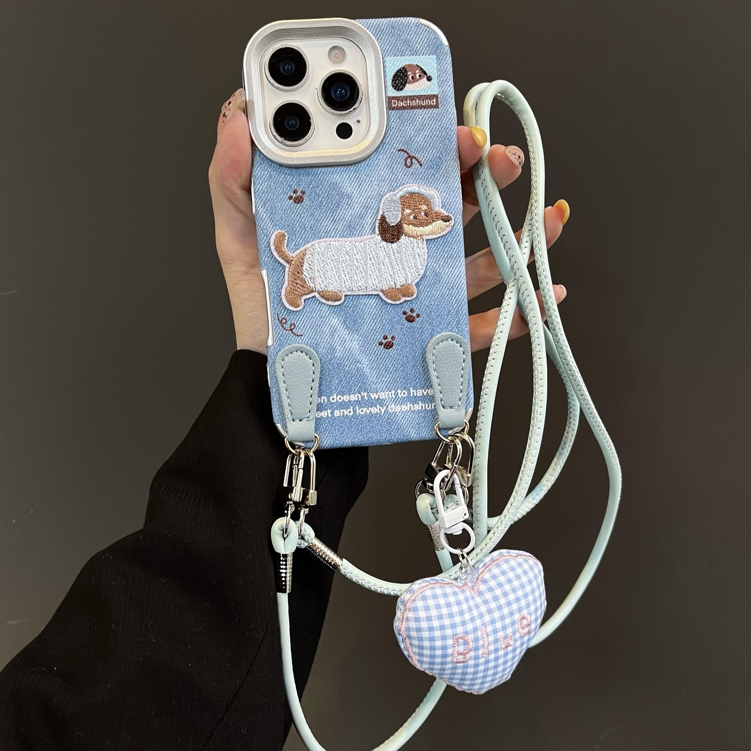 电镀牛仔刺绣狗斜跨绳适用苹果17新款16Promax手机壳15防摔14