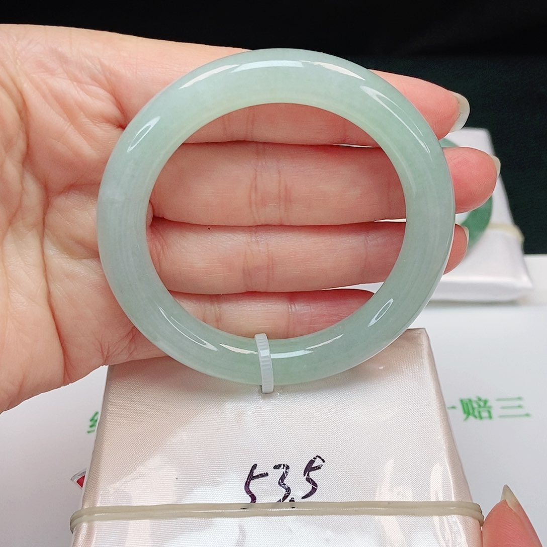 翡翠手镯未镶嵌圆