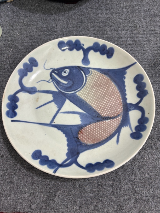 一个青花釉里红鱼盘子