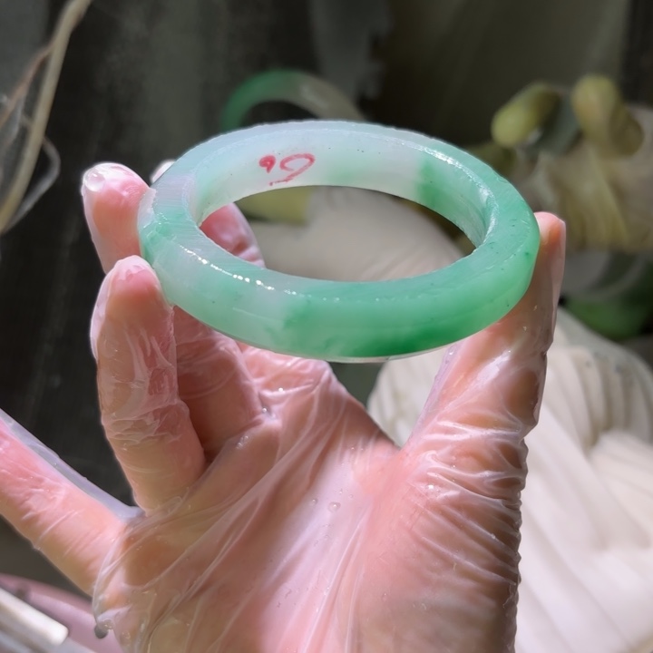 金***贵石英质玉（非洲翠）未镶嵌手镯定制