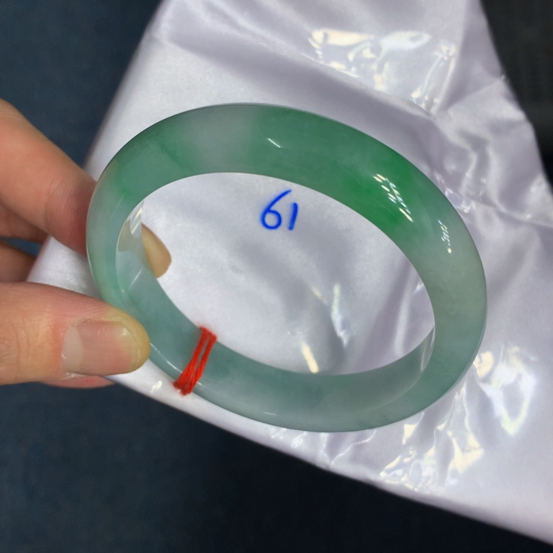 翡翠手镯未镶嵌翡翠