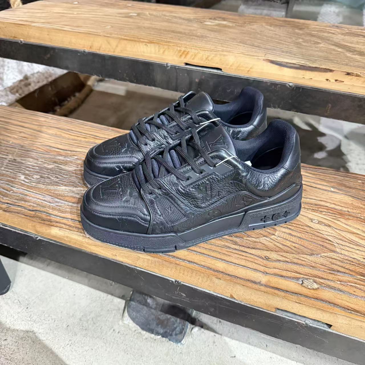 99新 LouisVuitton/路易威登 经典黑色老花压印trainer奢鞋