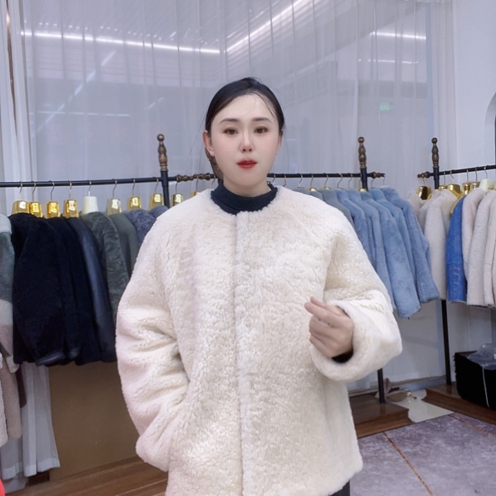 原生态皮毛一体白色圆领