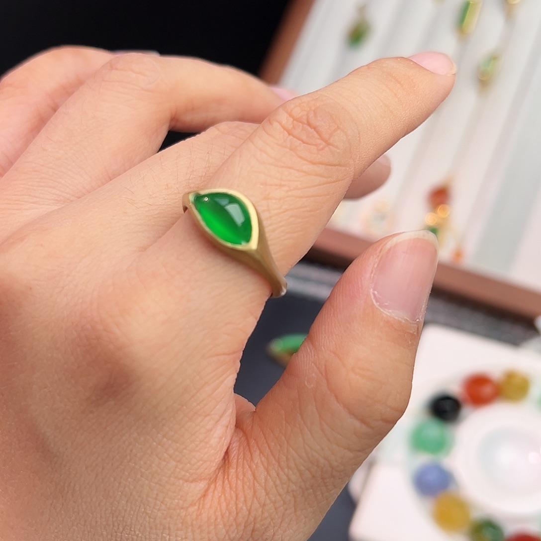 翡翠未镶嵌戒指绿色