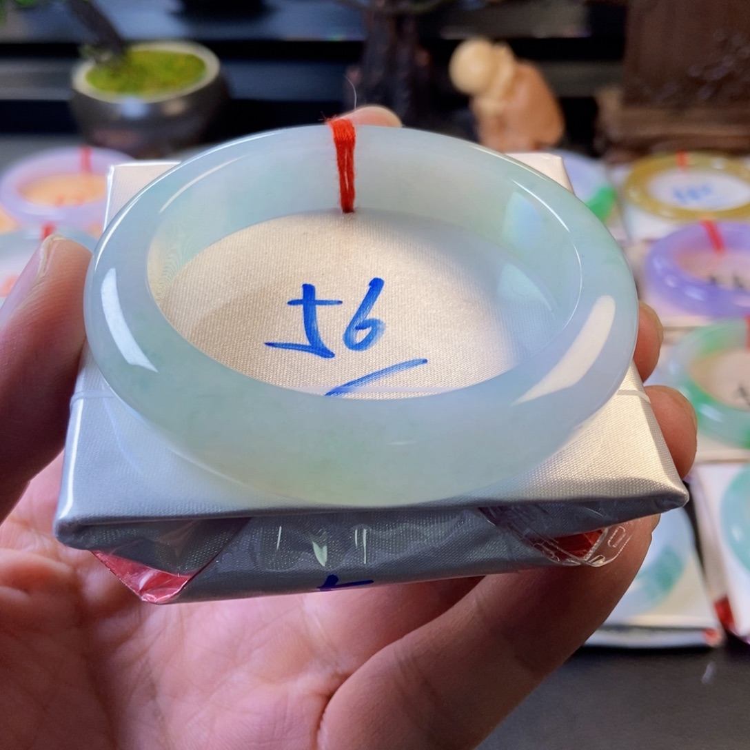 翡翠未镶嵌手镯27、种水带花