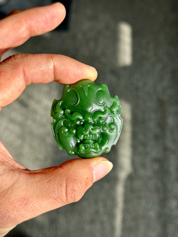 【俄料】和田玉碧玉白加绿老料菠菜绿走阳泛色度高 饕餮兽面守护