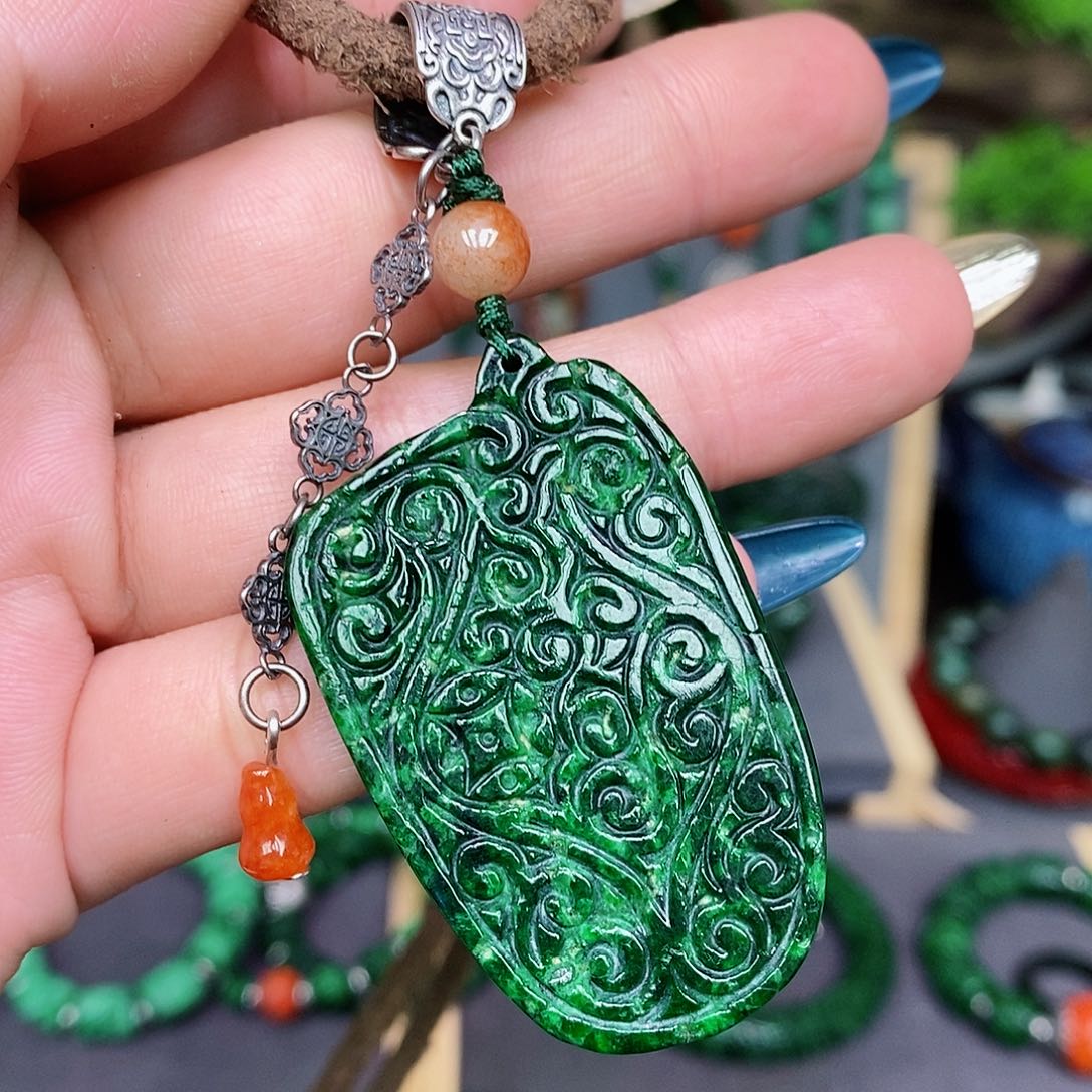 翡翠颈饰未镶嵌漂亮美眉