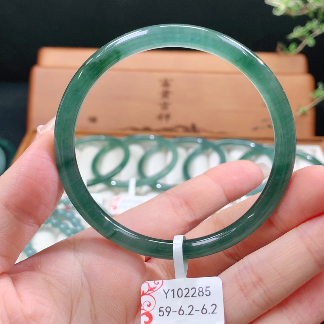 翡翠手镯未镶嵌天然