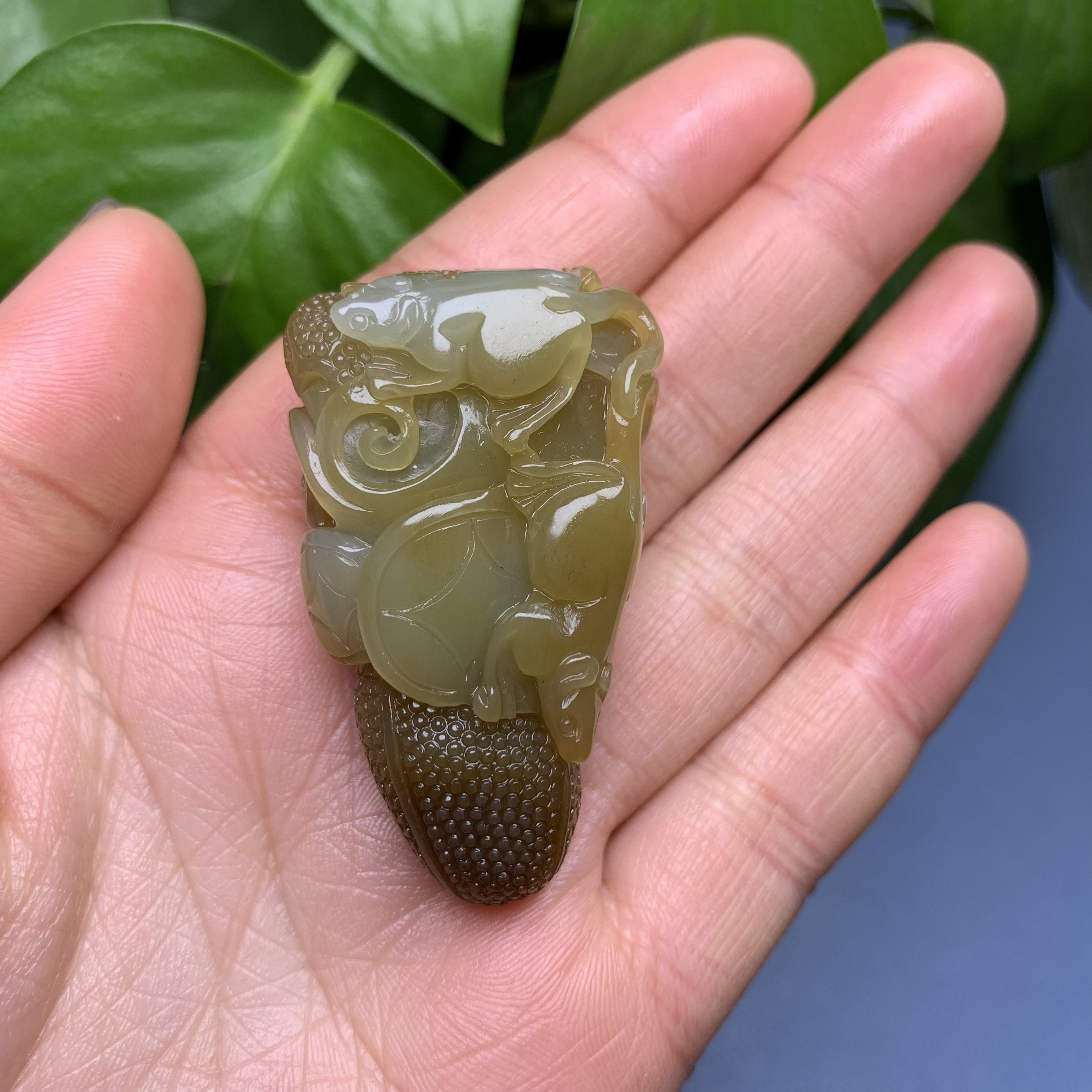 和田玉且末糖俏色鼠你有钱吊坠