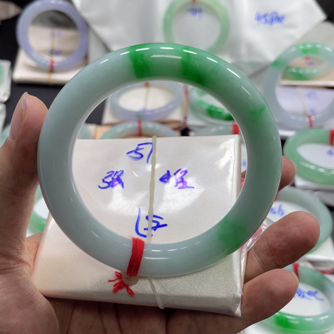 翡翠手镯未镶嵌翡翠