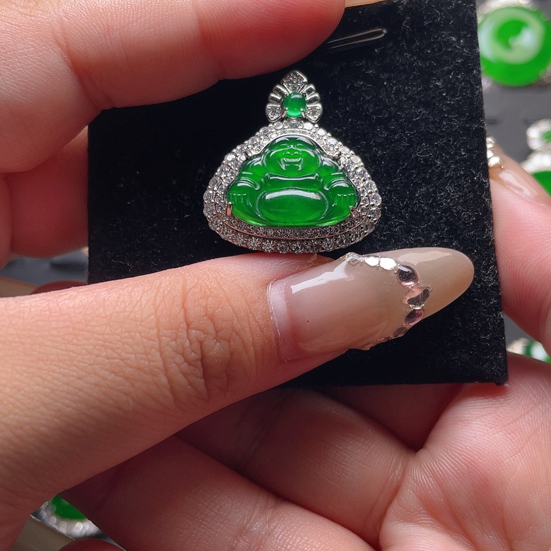 翡翠颈饰未镶嵌佛公