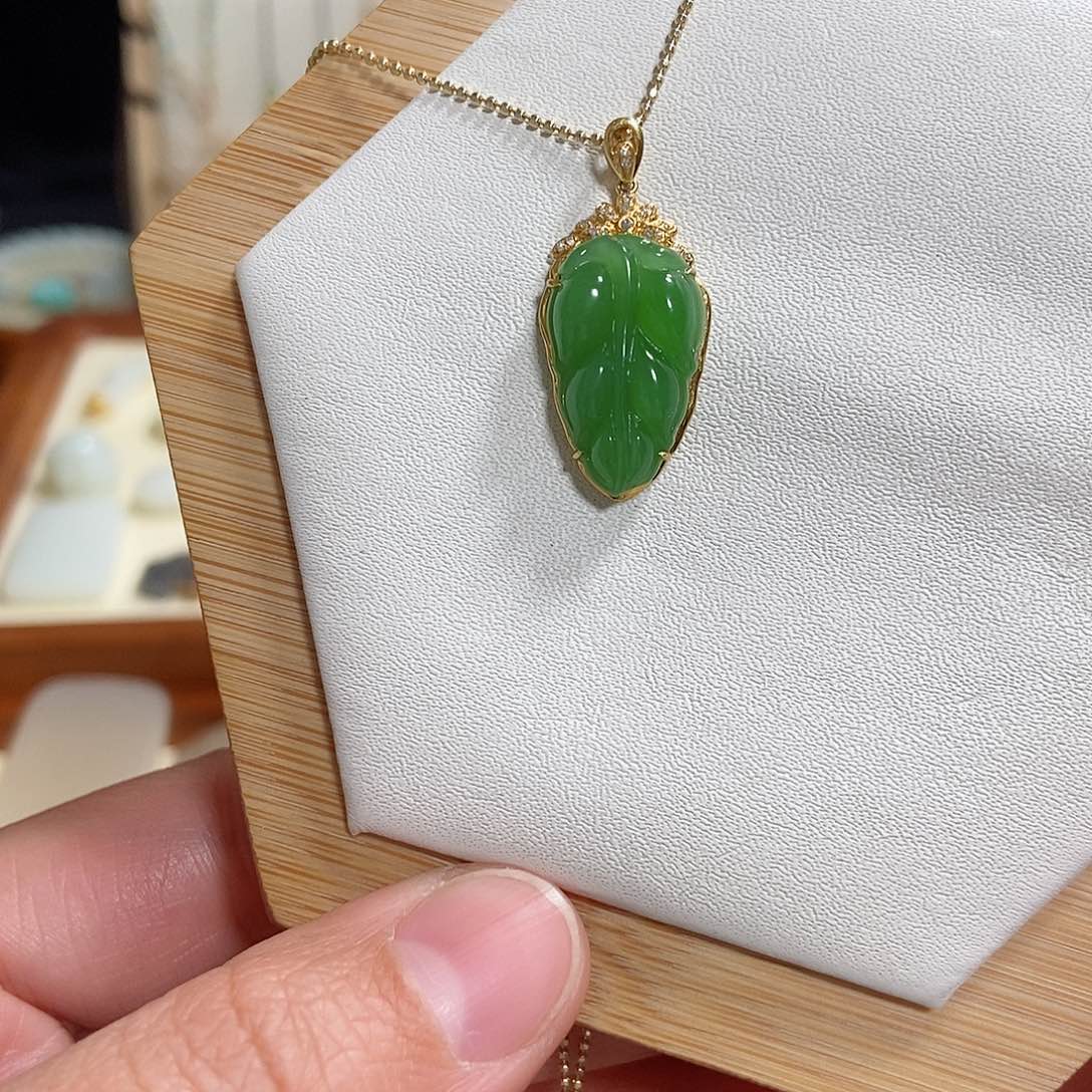 和田玉吊坠(赠链)18K金镶嵌