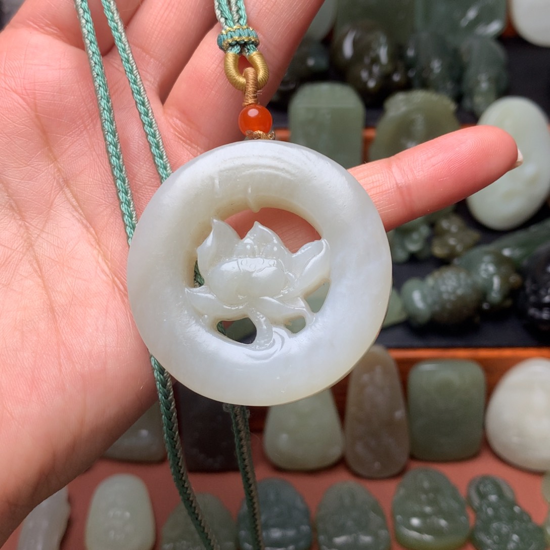 和田玉颈饰未镶嵌挂件53有包容