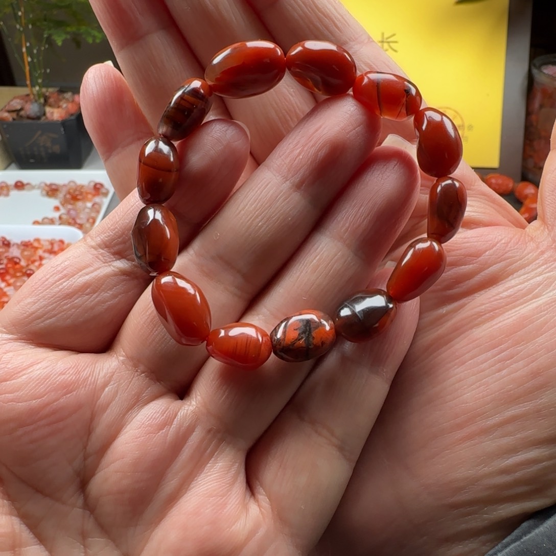 南红玛瑙未镶嵌黑红缠丝随型手串