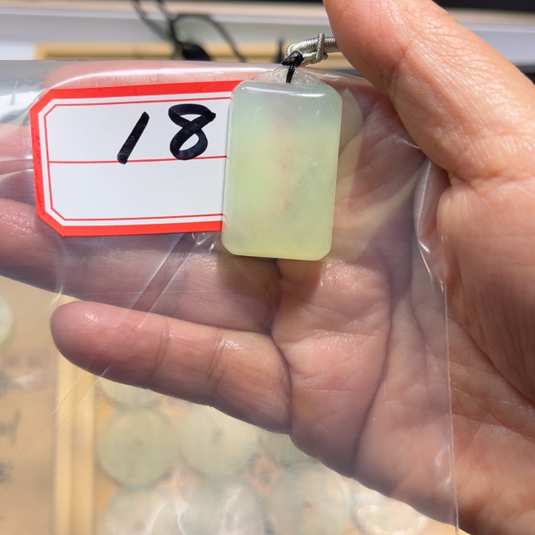 蛇纹石玉颈饰合金大**饼