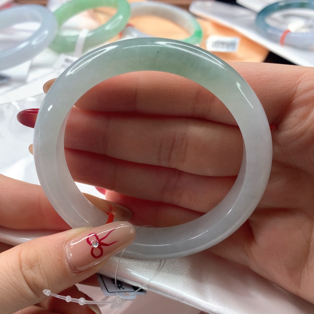 翡翠手镯未镶嵌60口