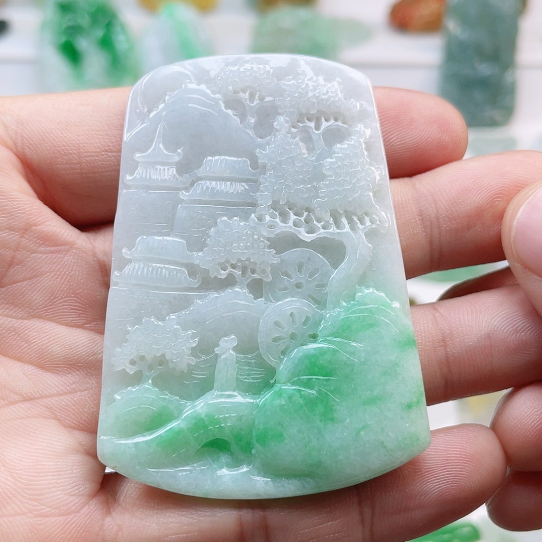 翡翠颈饰未镶嵌山水