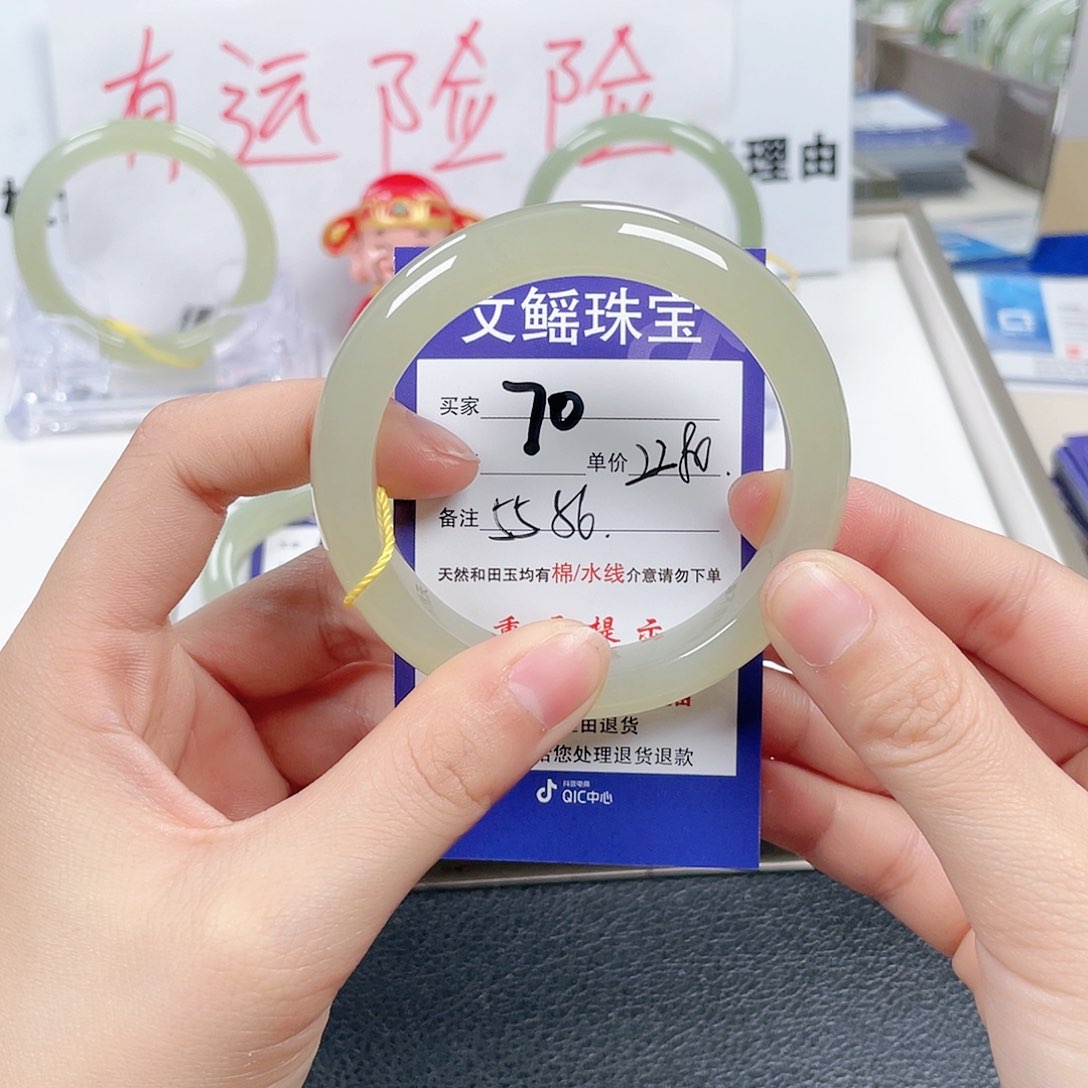 和田玉手镯未镶嵌