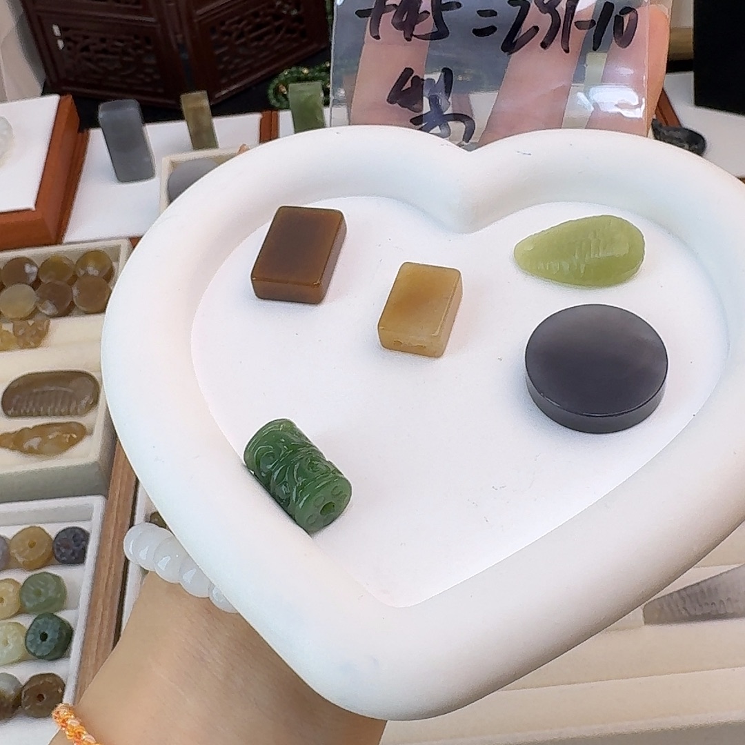 L***梨和田玉未镶嵌珠宝半成品