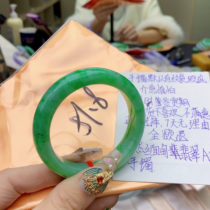 翡翠手镯未镶嵌翡翠手镯