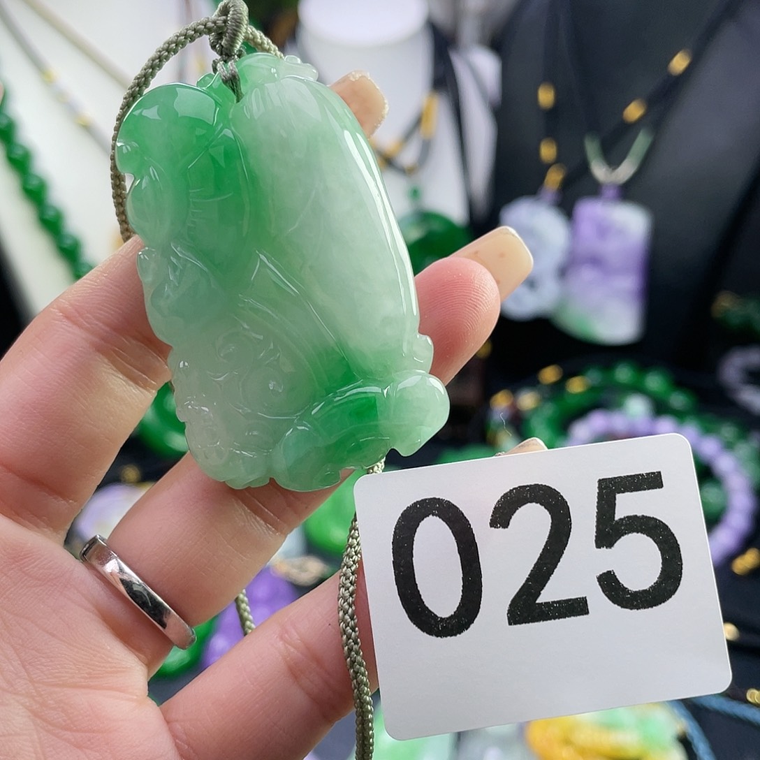 翡翠未镶嵌吊坠(赠链)