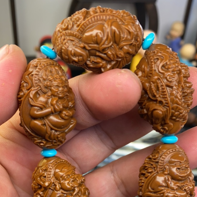 得奖2.3万佛朝宗雕刻手串是黄金树上沉水核不是橄榄核是沉水核