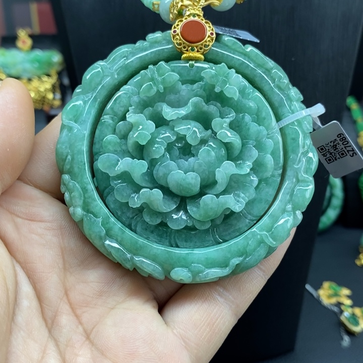 翡翠未镶嵌颈饰手镯