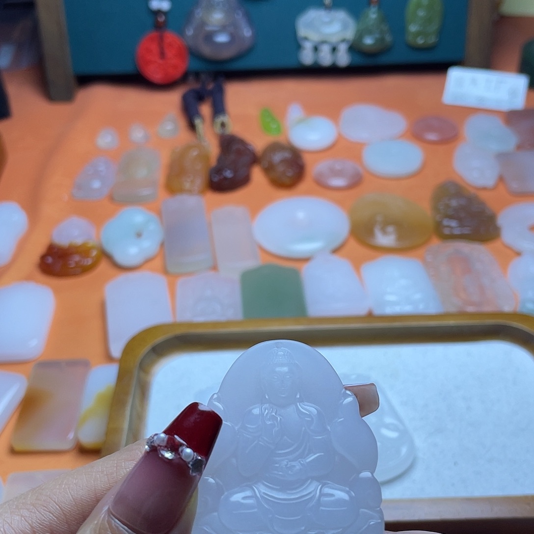 石英质玉（金丝玉）未镶嵌颈饰