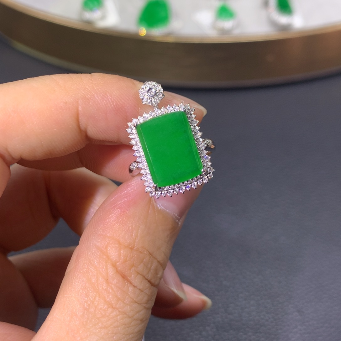 翡翠戒指18K金镶嵌翡翠