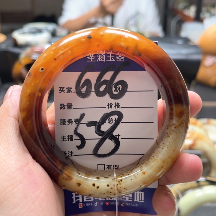 蛇纹石玉手镯未镶嵌多****?