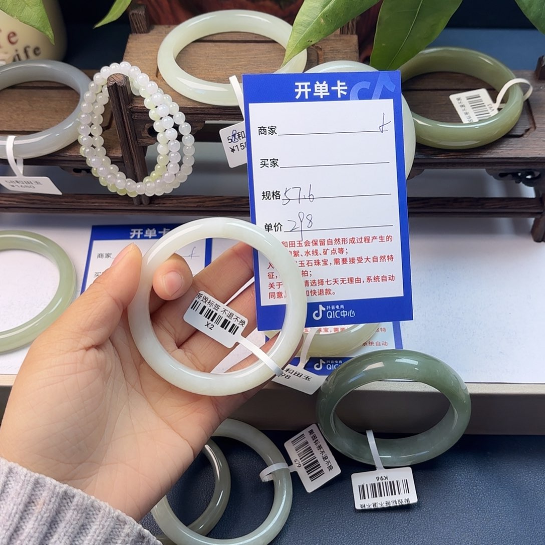 和田玉未镶嵌手镯