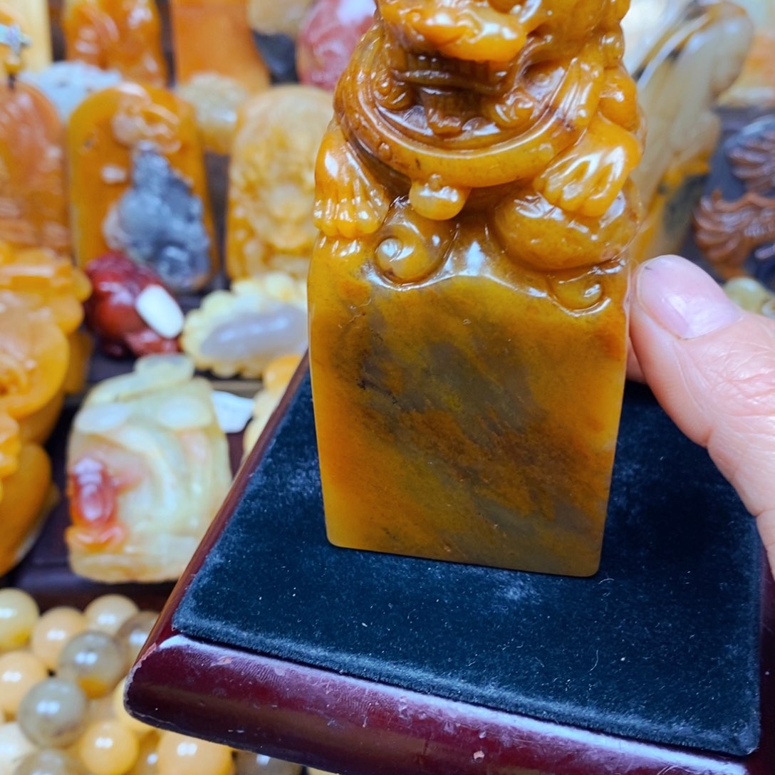 石英质玉（黄龙玉）颈饰未镶嵌