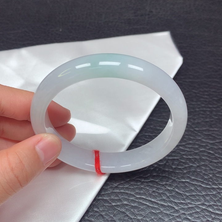 翡翠手镯未镶嵌59-60。