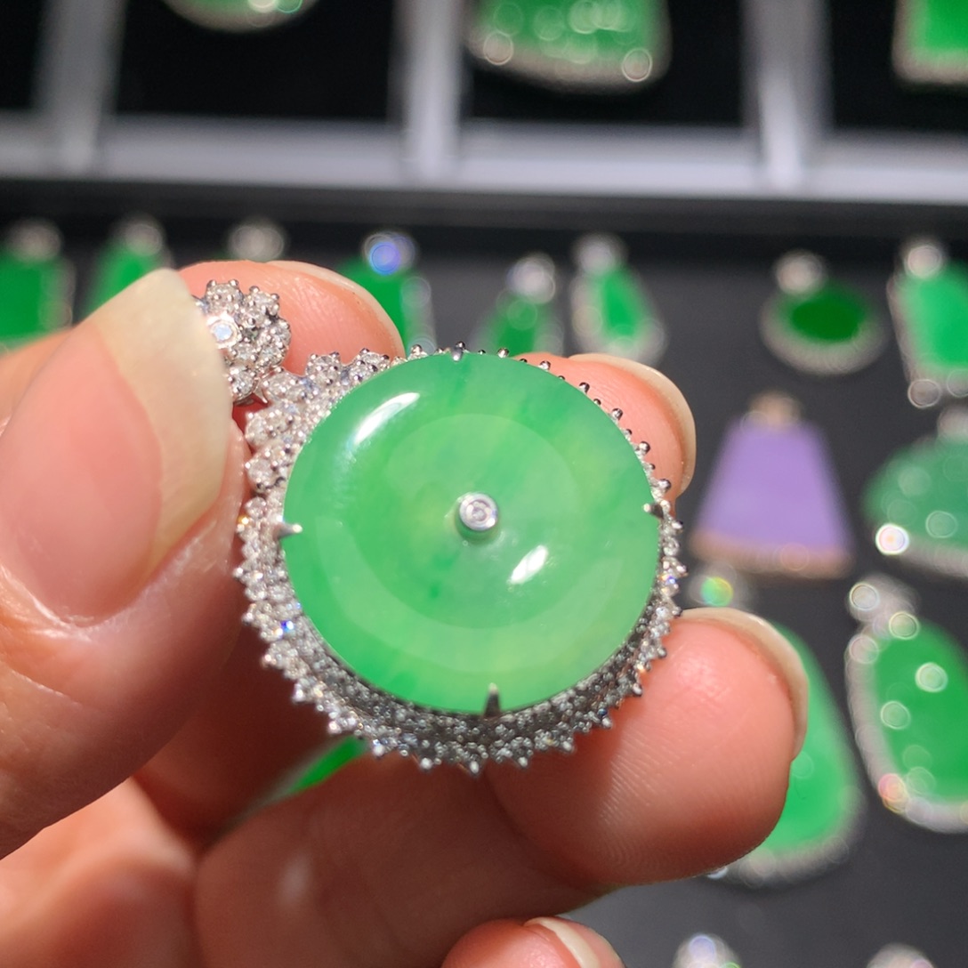 翡翠颈饰18K金镶嵌萍翡翠