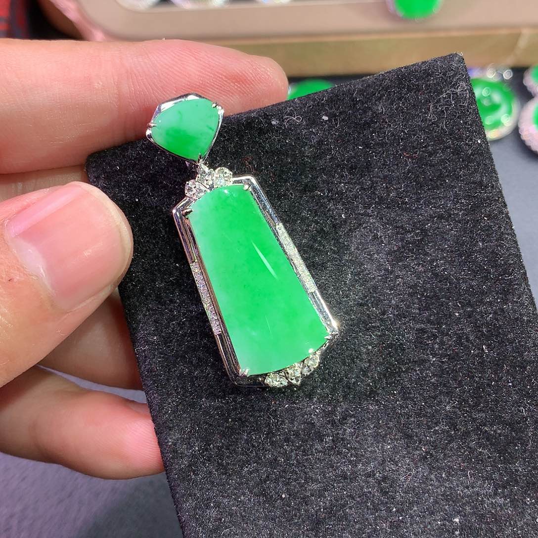 翡翠吊坠(赠链)18K金镶嵌