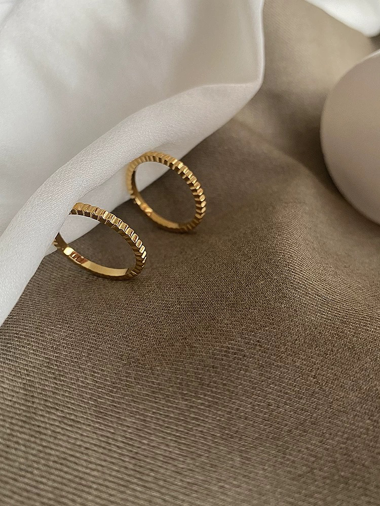 钛钢戒指 韩风时尚金色细齿条纹设计感精致气质细款chic潮流戒指