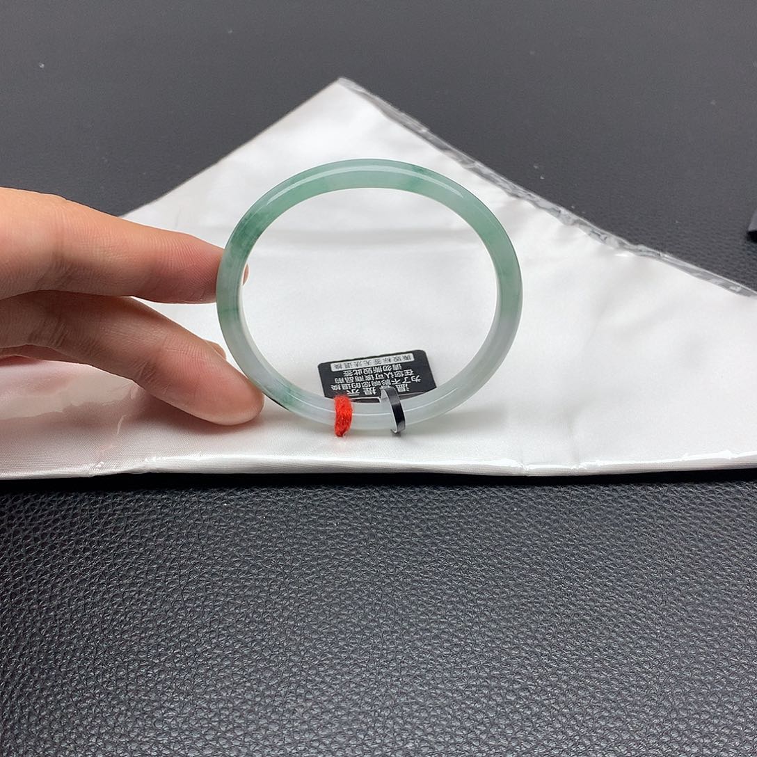 翡翠未镶嵌手镯52贵妃