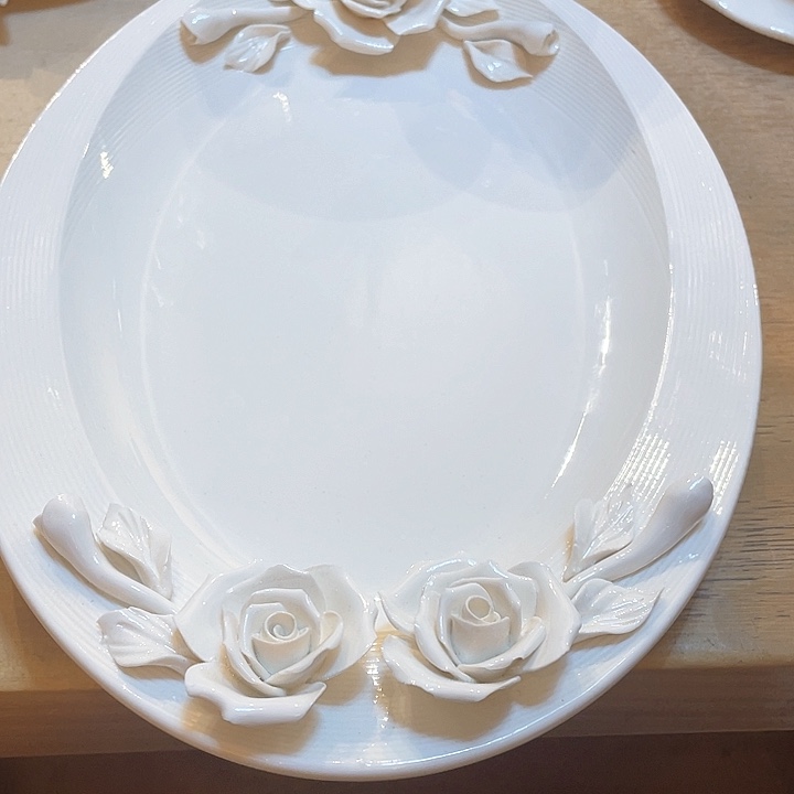 白瓷椭圆捏花盘子微瑕