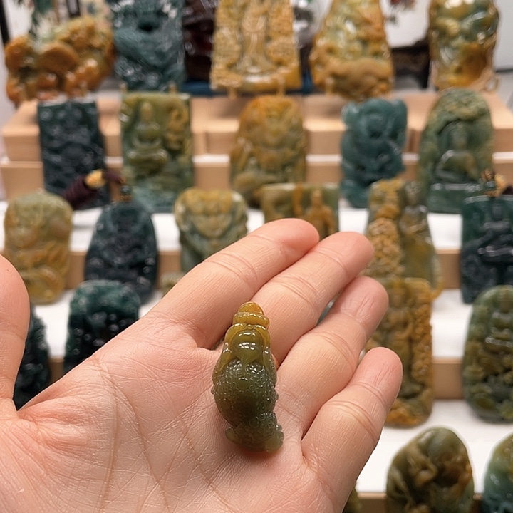 翡翠颈饰未镶嵌天然翡翠A货三脚