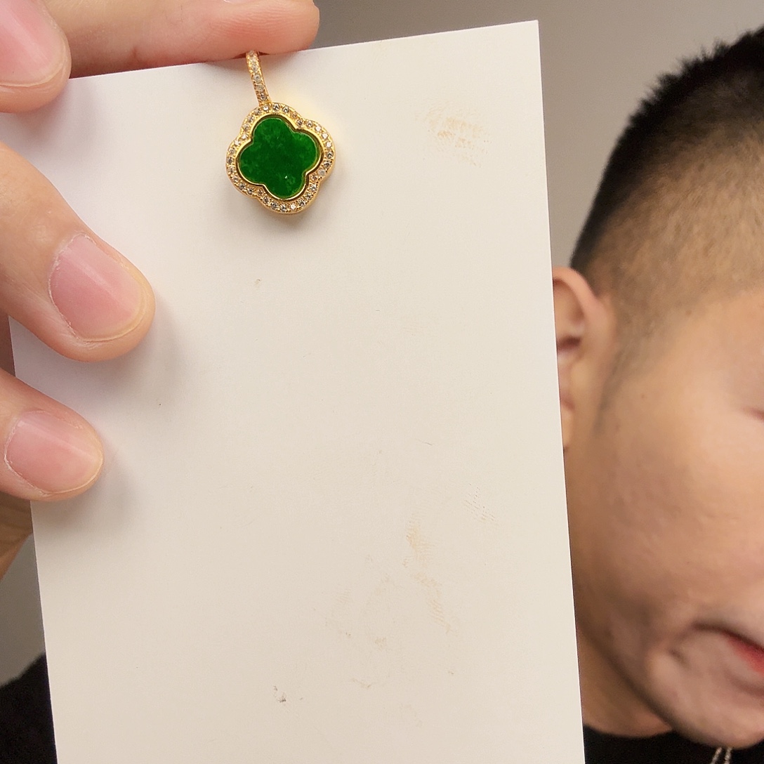 翡翠未镶嵌颈饰一件