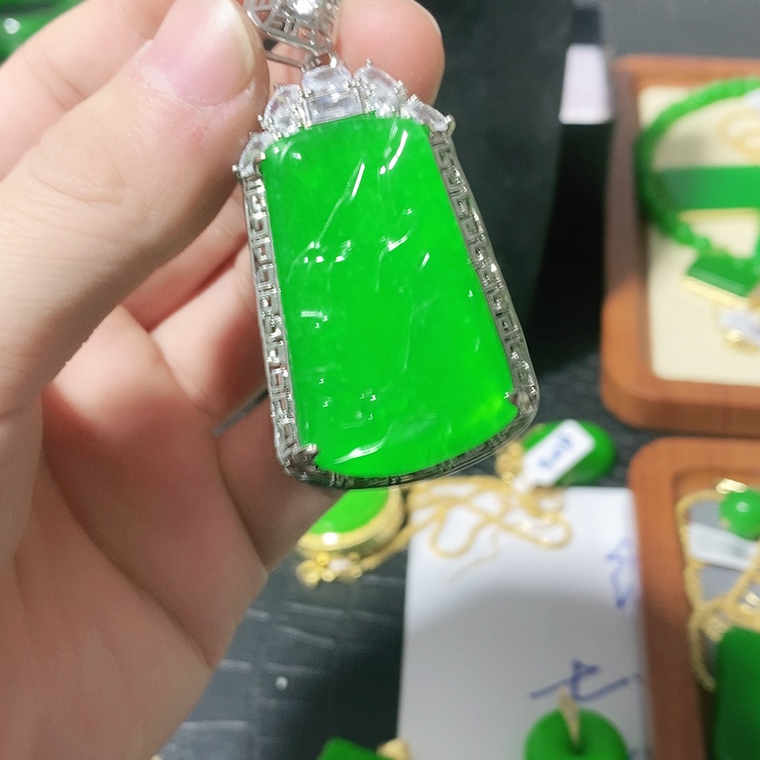 翡翠颈饰银S925镶嵌吊坠