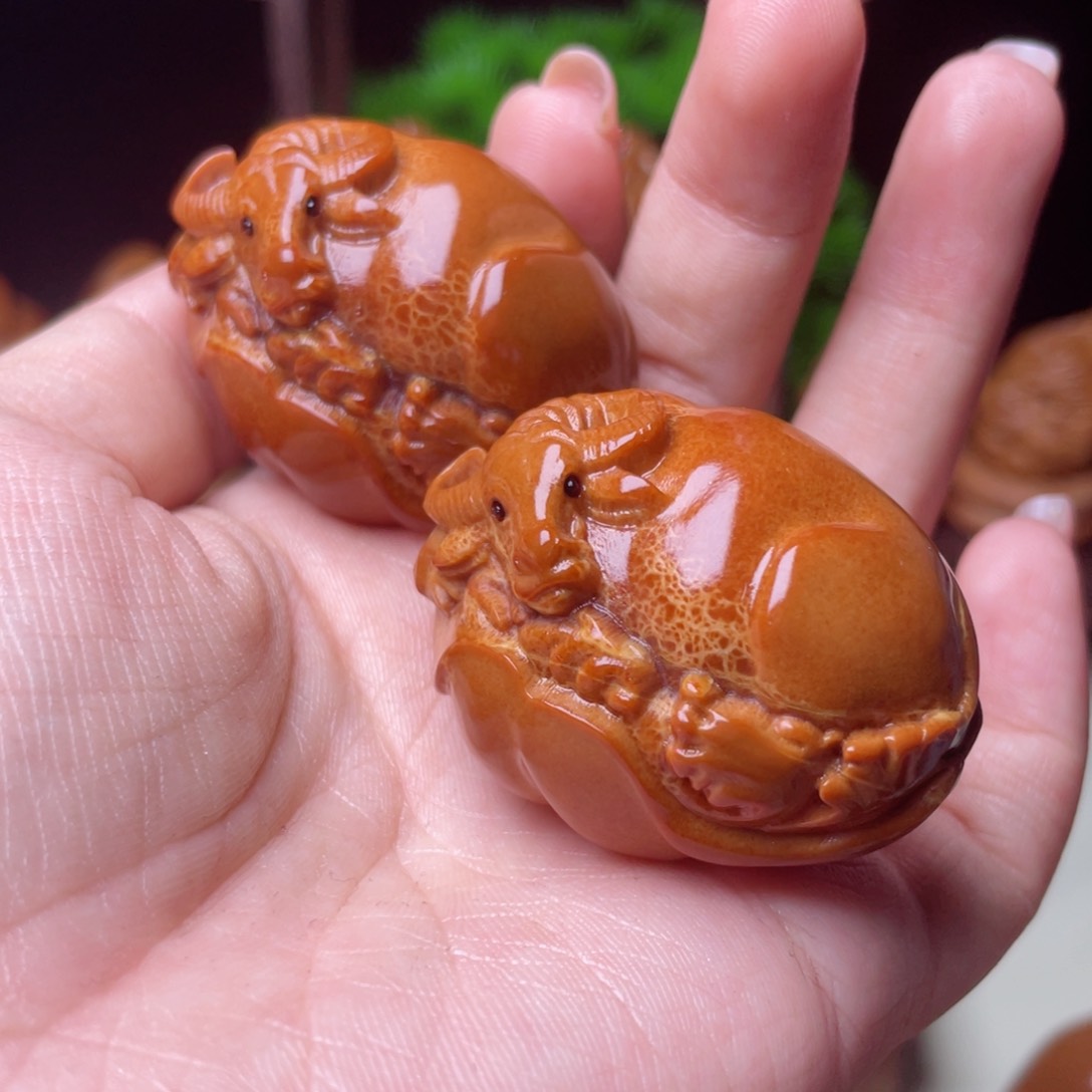 吊坠橄榄核荷叶牛手球