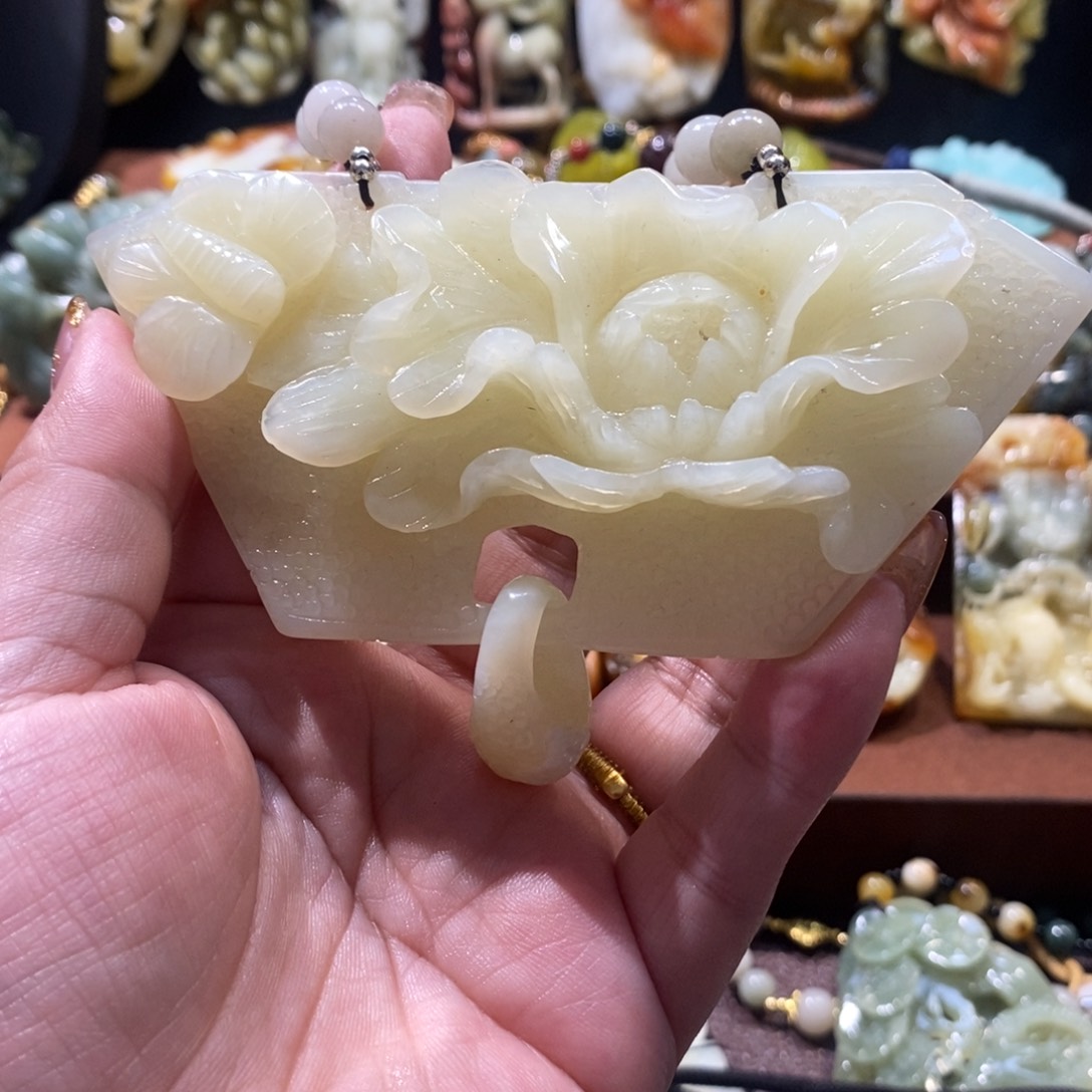 蛇纹石玉颈饰未镶嵌