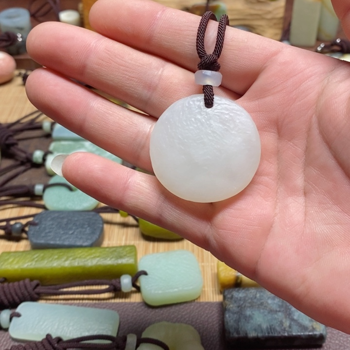 蛇纹石玉挂件未镶嵌