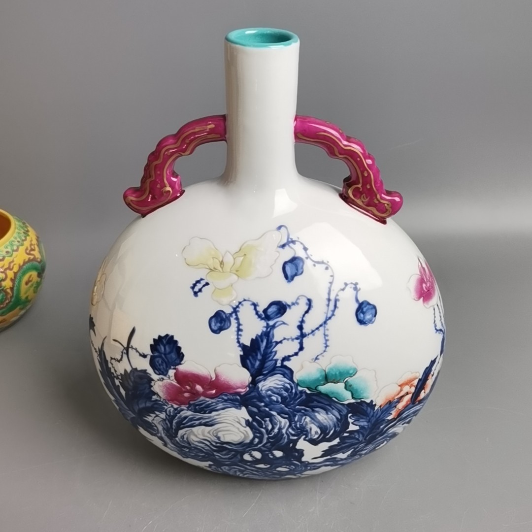 A清乾隆珐琅彩描金花卉诗词图抱月瓶