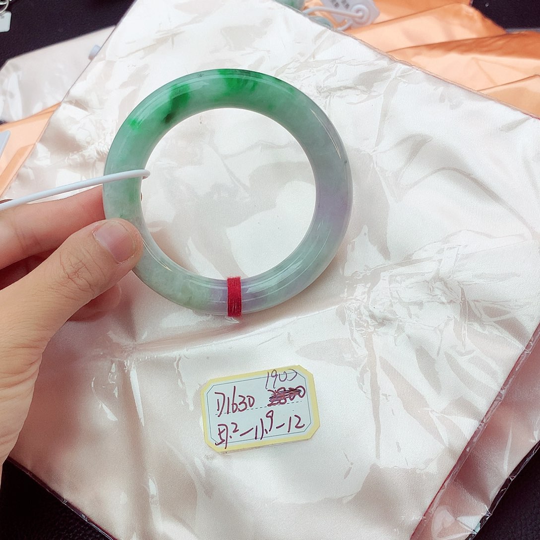 翡翠手镯未镶嵌翡翠