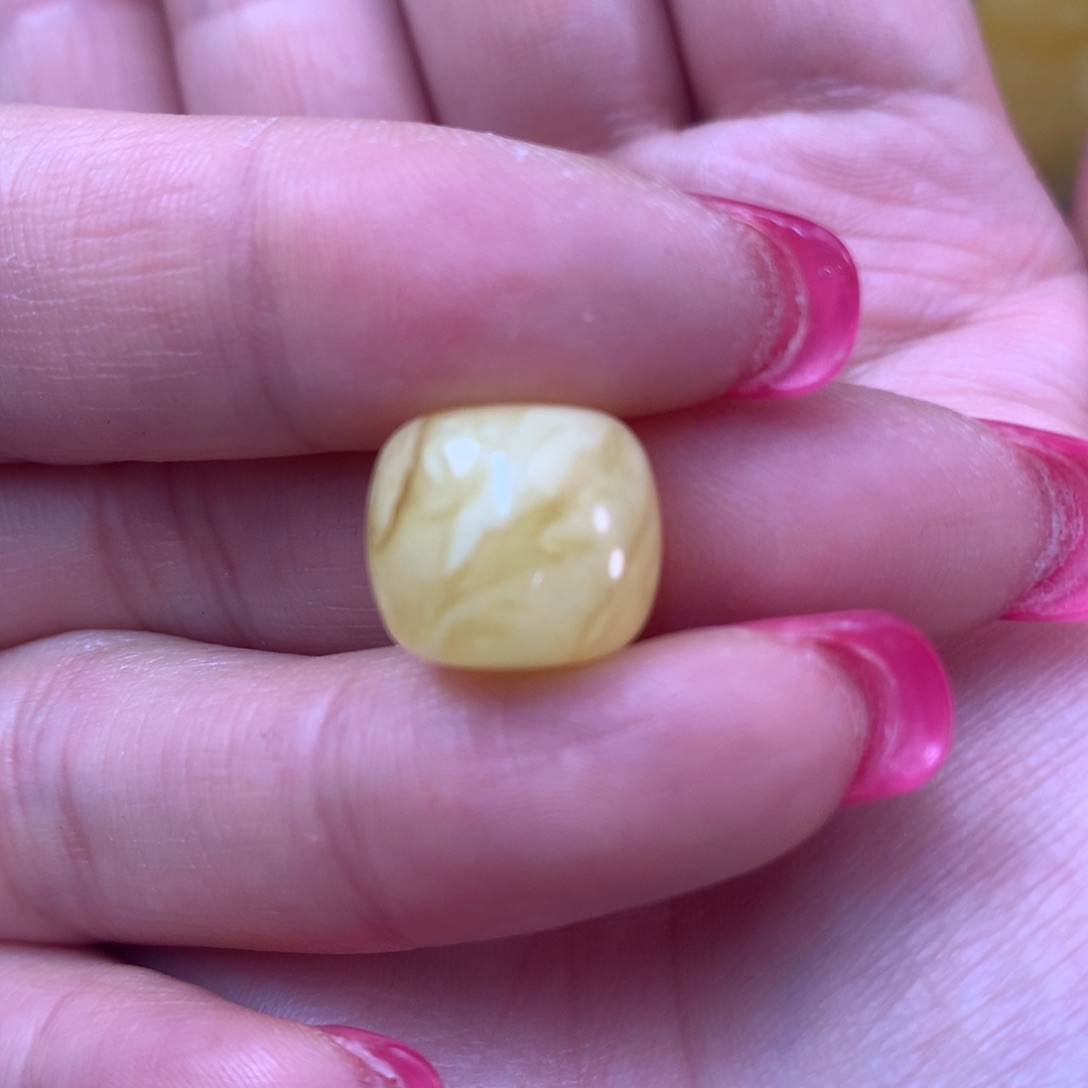 未镶嵌琥珀裸石睡**?蜜蜡